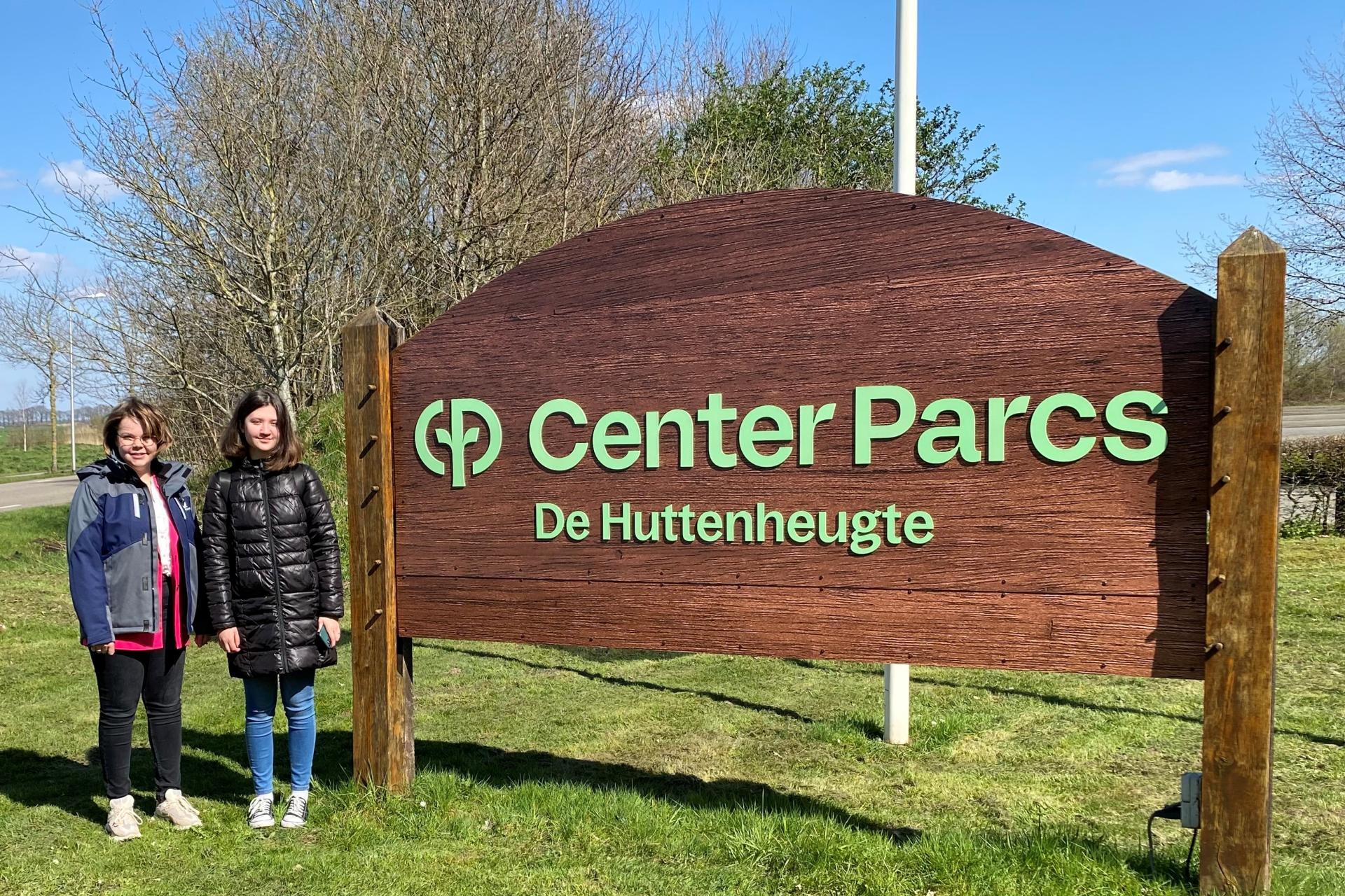 Foto van Marieke en Katia voor het bord bij de ingang van Center Parcs in Dalen